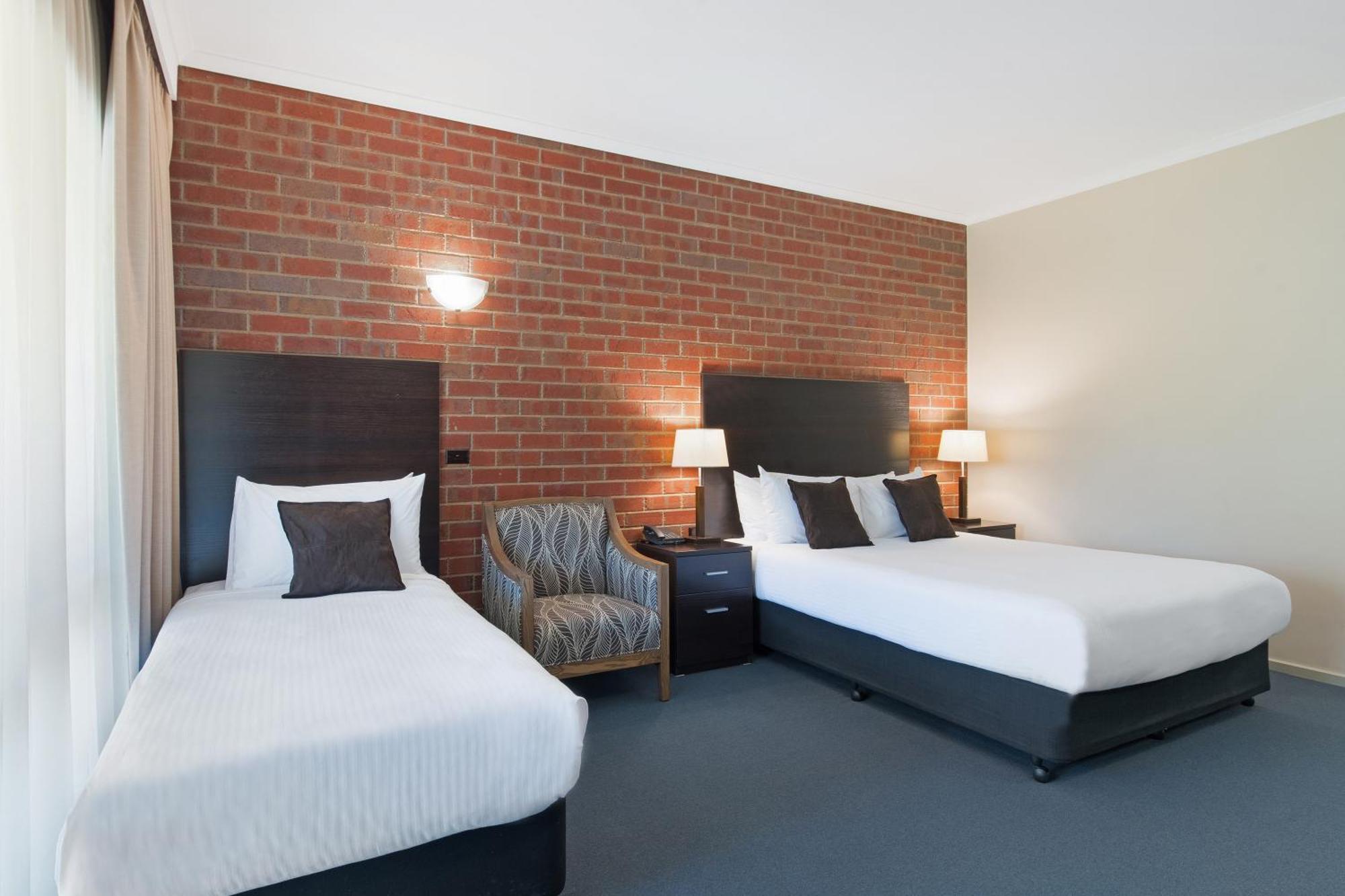 Burke And Wills Motor Inn Swan Hill Room photo