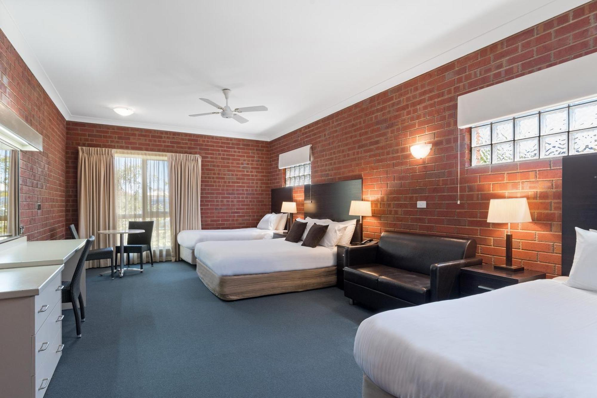 Burke And Wills Motor Inn Swan Hill Room photo