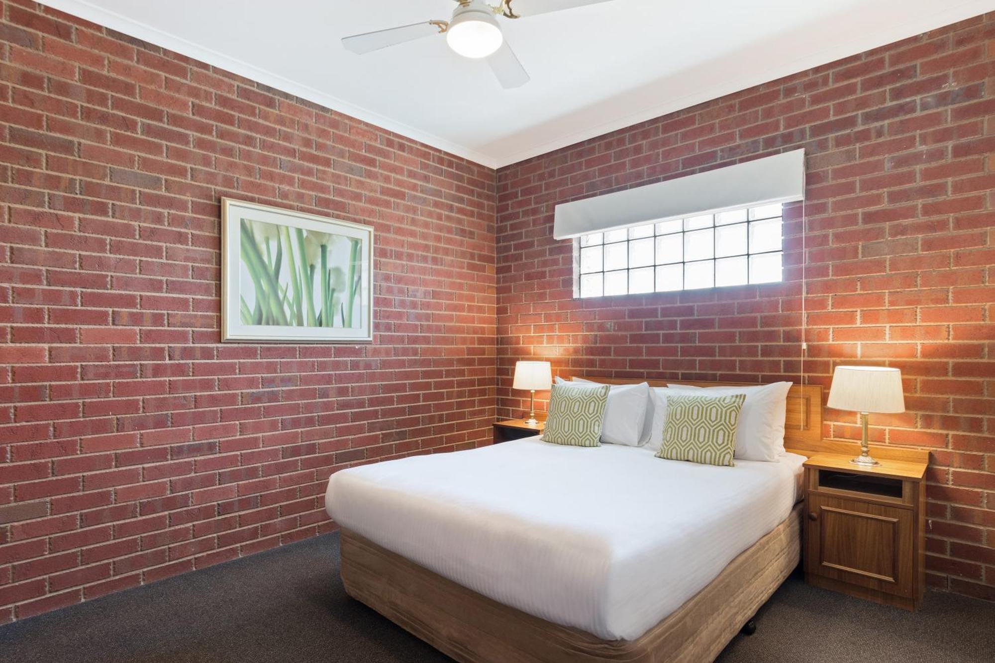 Burke And Wills Motor Inn Swan Hill Room photo