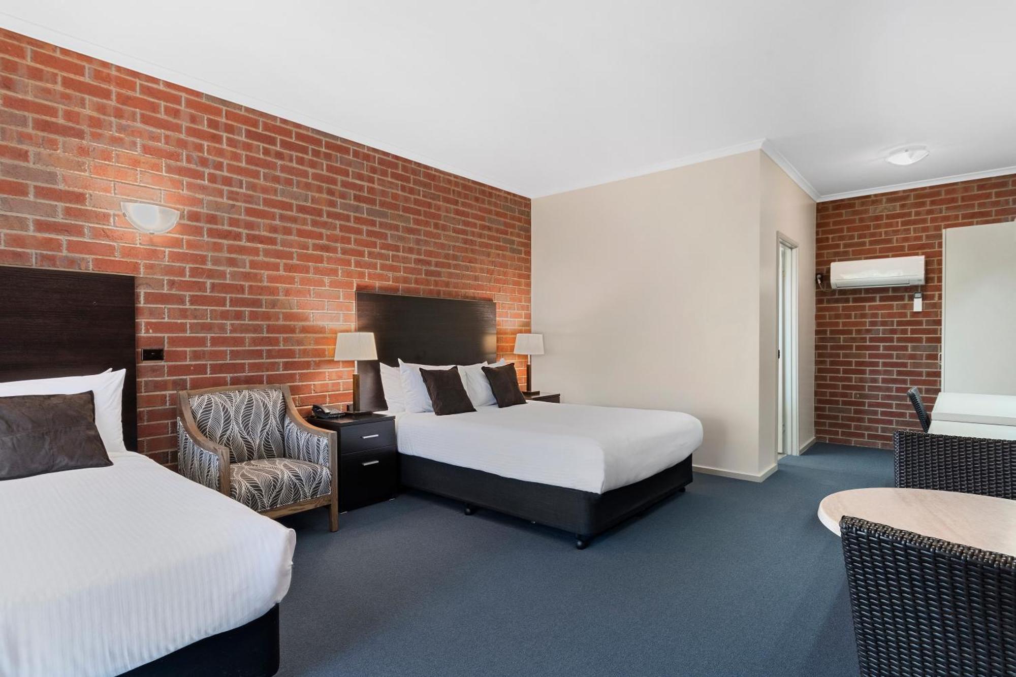 Burke And Wills Motor Inn Swan Hill Room photo