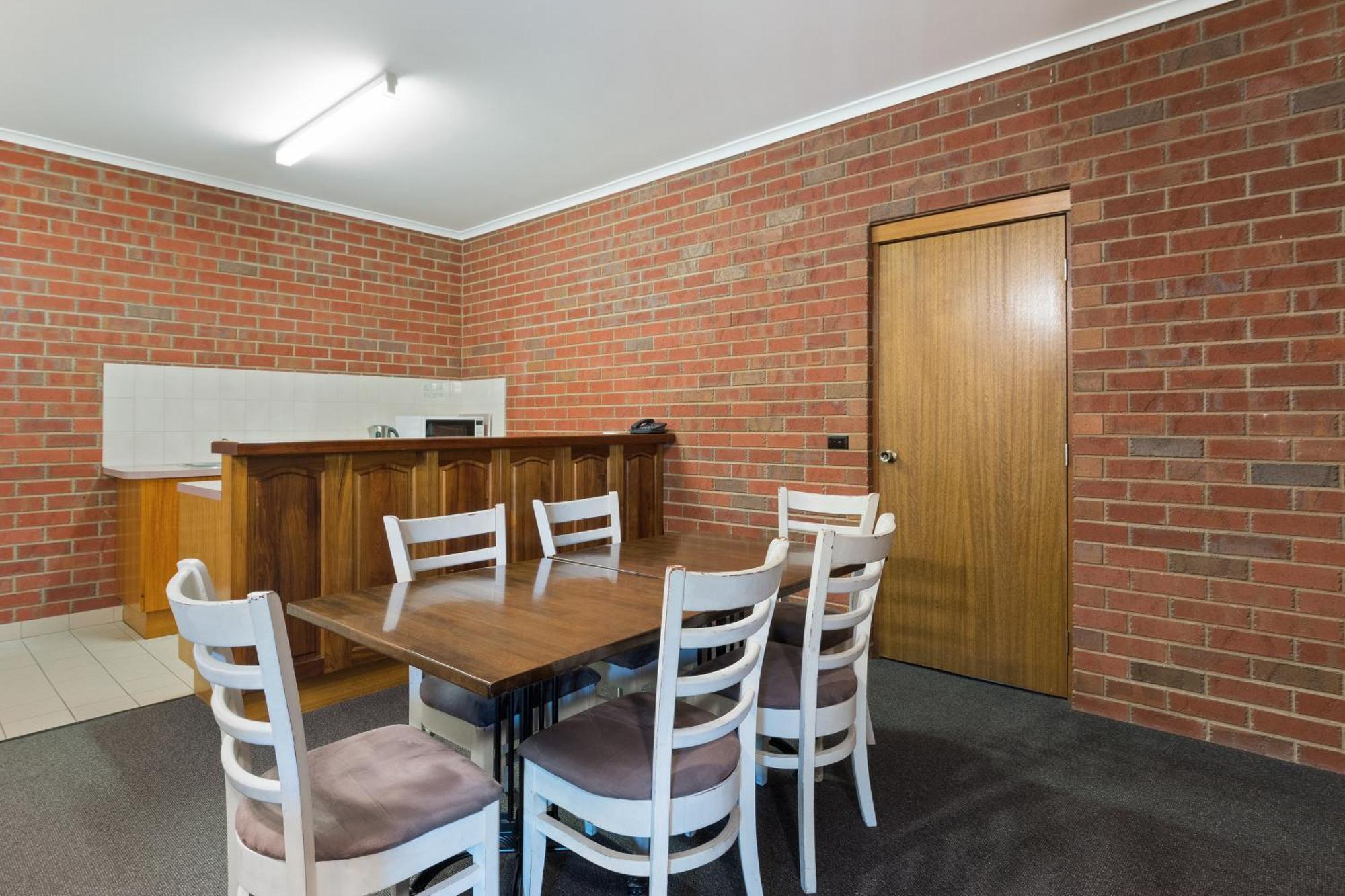 Burke And Wills Motor Inn Swan Hill Room photo